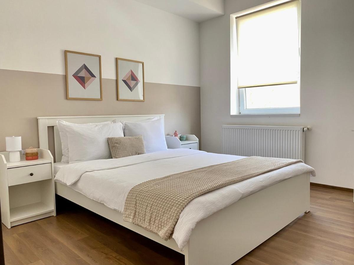 Wanderlust Home Cream, Rasnov Apt For 4, Wifi And Free Parking Zewnętrze zdjęcie