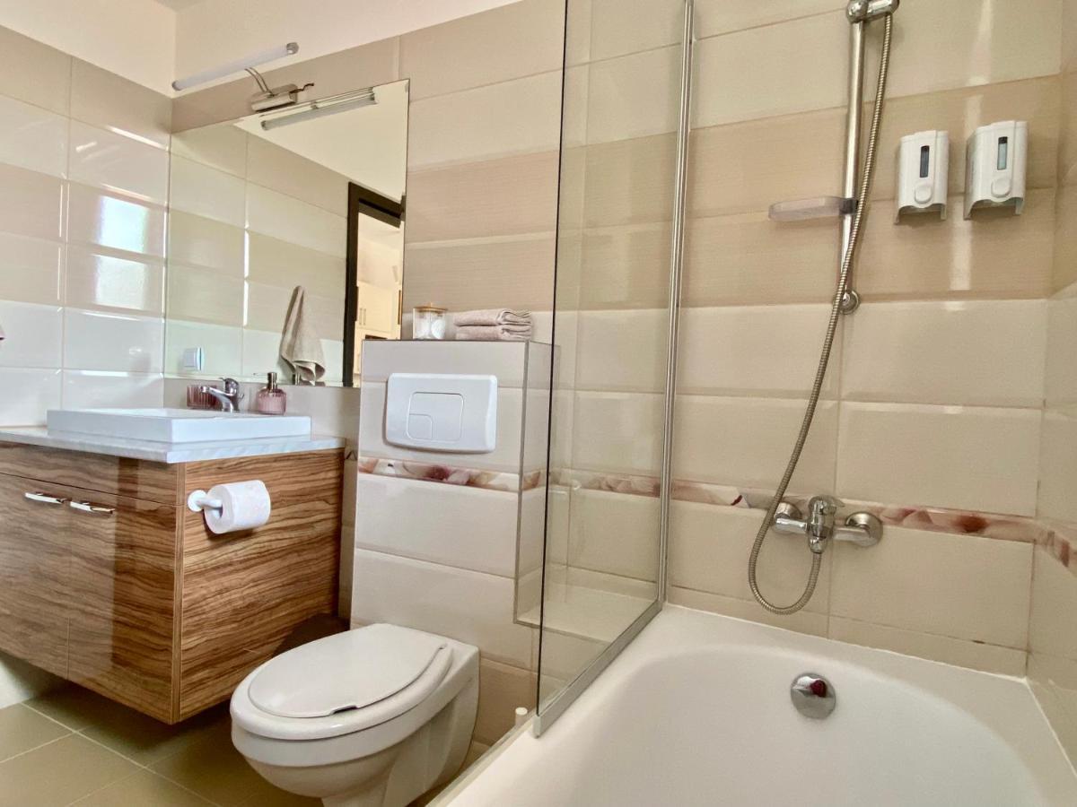 Wanderlust Home Cream, Rasnov Apt For 4, Wifi And Free Parking Zewnętrze zdjęcie