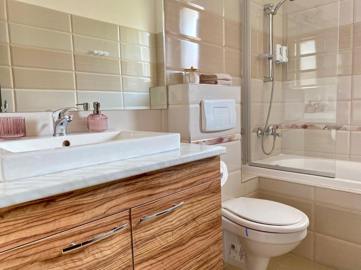 Wanderlust Home Cream, Rasnov Apt For 4, Wifi And Free Parking Zewnętrze zdjęcie