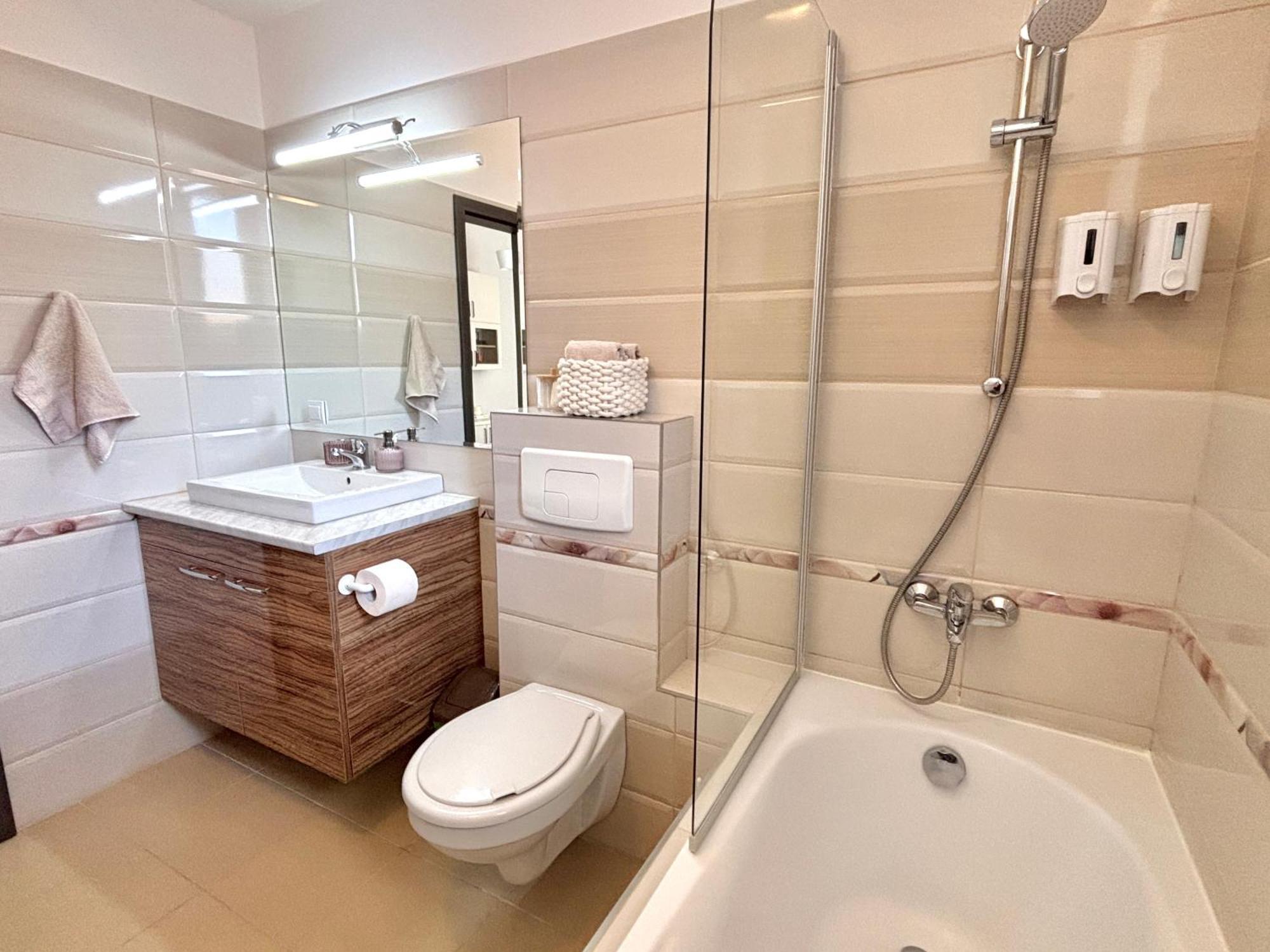 Wanderlust Home Cream, Rasnov Apt For 4, Wifi And Free Parking Zewnętrze zdjęcie